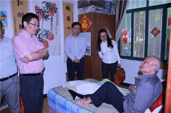 凯发投资集团组织看望抗战老兵